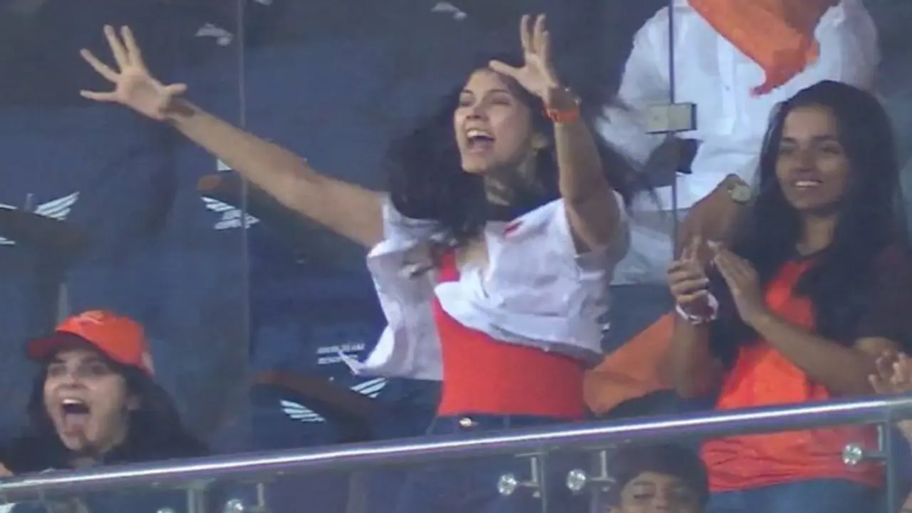 IPL 2023: ஒரே ஒரு விக்கெட் காலியானதற்கு சட்டையெல்லாம் திறந்து போட்டு ஆட்டம் போட்ட காவ்யா மாறன்! IPL 2023: ஒரே ஒரு விக்கெட் காலியானதற்கு சட்டையெல்லாம் திறந்து போட்டு ஆட்டம் போட்ட காவ்யா மாறன்!