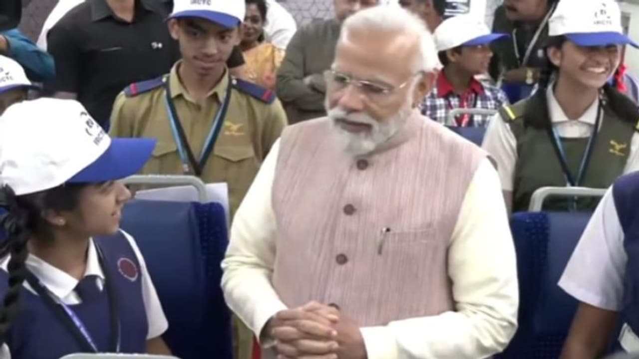 హైదరాబాద్లో ప్రధాని మోదీ పర్యటన.. వందే భారత్ ఎక్స్ప్రెస్లో విద్యార్థులతో ముచ్చట.. హైదరాబాద్లో ప్రధాని మోదీ పర్యటన.. వందే భారత్ ఎక్స్ప్రెస్లో విద్యార్థులతో ముచ్చట..