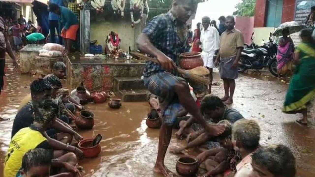 ചെരുപ്പുമാലയും, കുറ്റിച്ചൂലുമായെത്തും, തലയിൽ കാലുയർത്തി തൊഴിക്കും, നിവേദ്യം കാടിവെള്ളം; കടുപ്പം ഈ വിചിത്രാചാരം ചെരുപ്പുമാലയും, കുറ്റിച്ചൂലുമായെത്തും, തലയിൽ കാലുയർത്തി തൊഴിക്കും, നിവേദ്യം കാടിവെള്ളം; കടുപ്പം ഈ വിചിത്രാചാരം