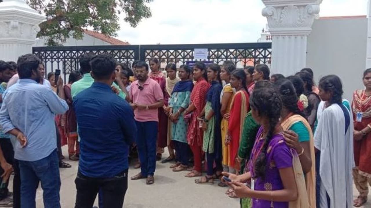 கீழடி அருங்காட்சியகத்தின் முன்பு திடீர் என போராட்டத்தில் குதித்த இயக்குனர் பேரரசு! ஏன் தெரியுமா? கீழடி அருங்காட்சியகத்தின் முன்பு திடீர் என போராட்டத்தில் குதித்த இயக்குனர் பேரரசு! ஏன் தெரியுமா?