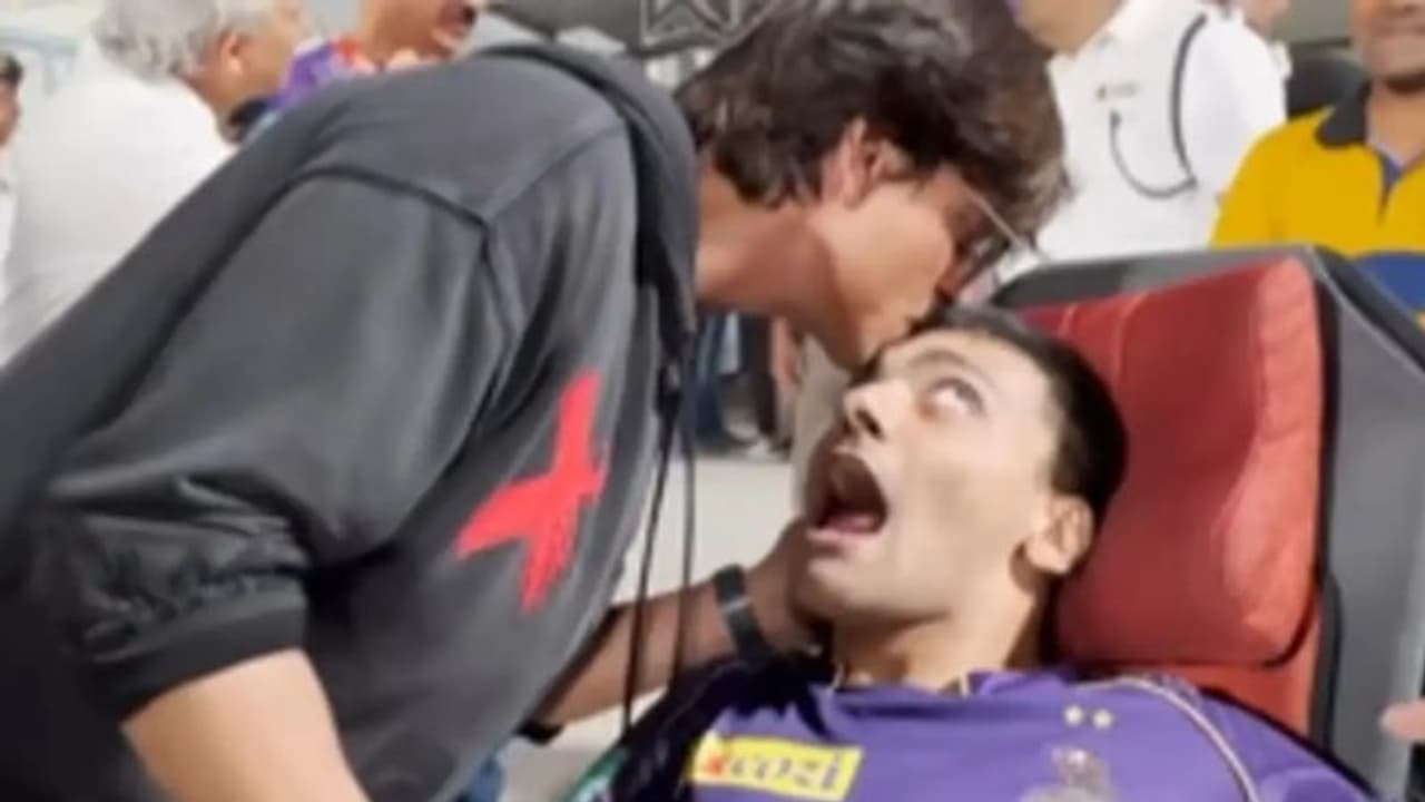 'അന്നും ഇന്നും'; ഭിന്നശേഷിക്കാരനായ ക്രിക്കറ്റ് ആരാധകനെ ചുംബിച്ച് ഷാരൂഖ് ഖാൻ വീഡിയോ വൈറല് 'അന്നും ഇന്നും'; ഭിന്നശേഷിക്കാരനായ ക്രിക്കറ്റ് ആരാധകനെ ചുംബിച്ച് ഷാരൂഖ് ഖാൻ വീഡിയോ വൈറല്