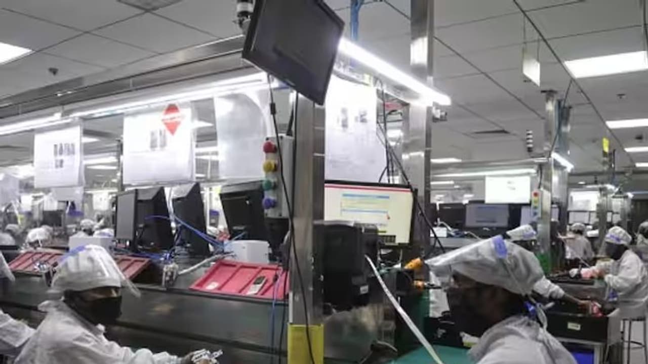 ஒரே ஆண்டில் மொபைல் தயாரிப்பு துறையில் 1.5 லட்சம் புதிய வேலைவாய்ப்புகள்! ஒரே ஆண்டில் மொபைல் தயாரிப்பு துறையில் 1.5 லட்சம் புதிய வேலைவாய்ப்புகள்!