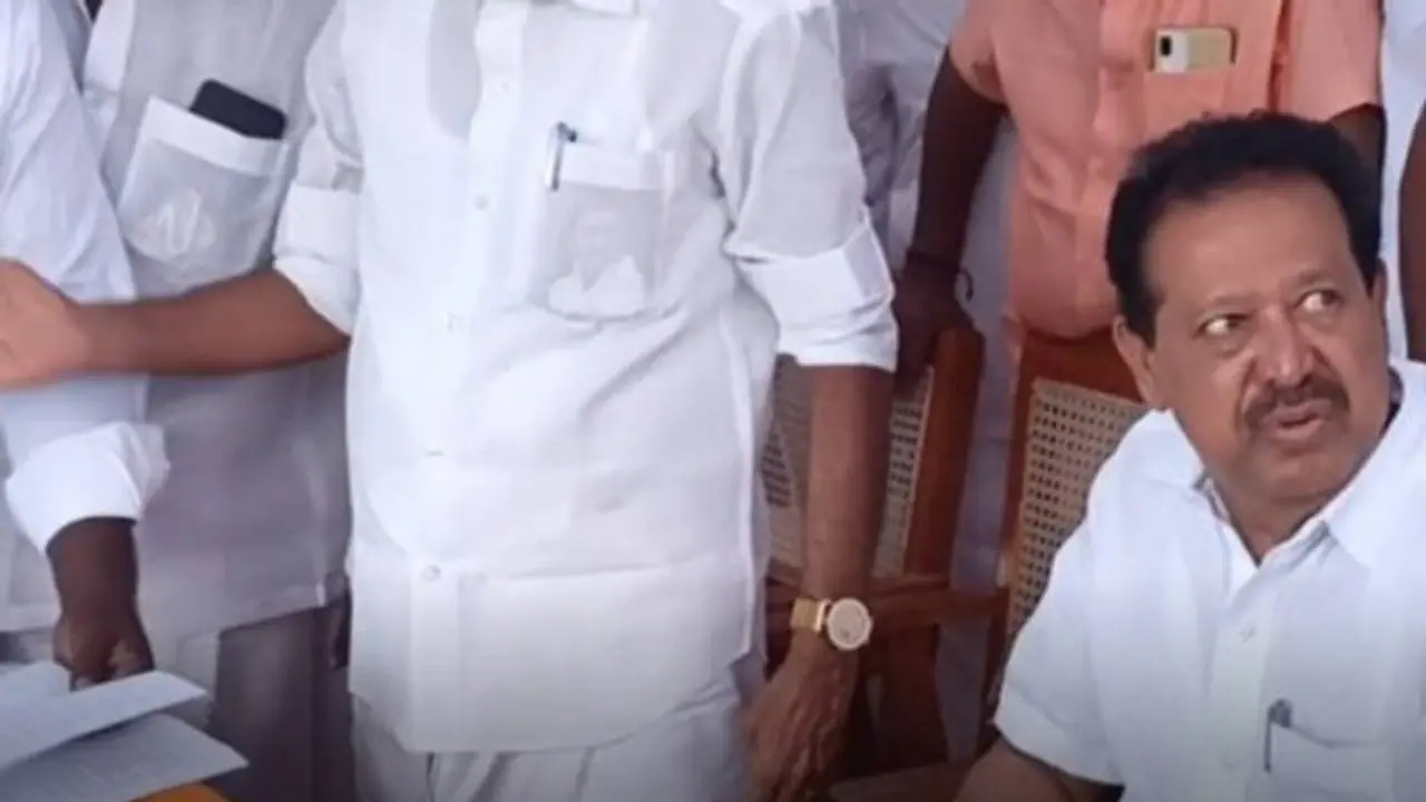 தொடர்ந்து சர்ச்சையில் சிக்கும் அமைச்சர் பொன்முடி.. பேப்பரை நிர்வாகிகள் மீது தூக்கி எறிந்து ஆவேசம்..! தொடர்ந்து சர்ச்சையில் சிக்கும் அமைச்சர் பொன்முடி.. பேப்பரை நிர்வாகிகள் மீது தூக்கி எறிந்து ஆவேசம்..!