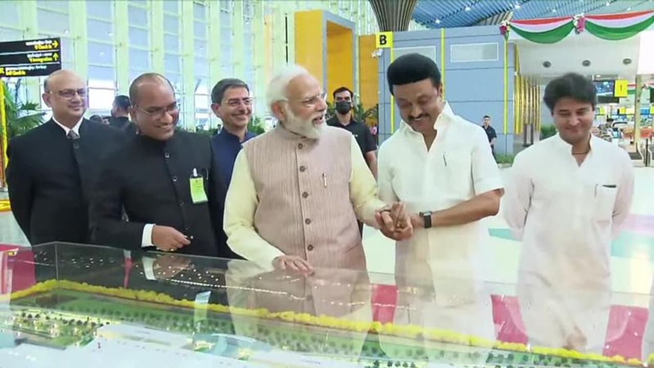 சென்னை வந்தடைந்தார் மோடி..! முதலமைச்சரோடு சேர்ந்து பிரதமரை ஒன்றாக வரவேற்ற ஆளுநர் ரவி