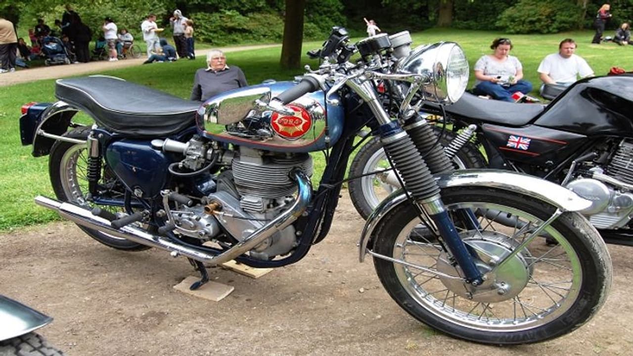 రాయల్ ఎన్ఫీల్డ్కి గట్టి పోటీగా బ్రిటిష్ కంపెనీ సూపర్ బైక్ వచ్చేస్తోంది.. దీని ఫీచర్స్, ధర, బైక్ పేరు ఏంటంటే రాయల్ ఎన్ఫీల్డ్కి గట్టి పోటీగా బ్రిటిష్ కంపెనీ సూపర్ బైక్ వచ్చేస్తోంది.. దీని ఫీచర్స్, ధర, బైక్ పేరు ఏంటంటే