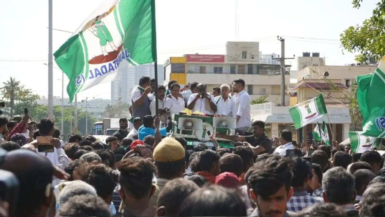 ಕೊನೆಗೂ ಹಾಸನ ಟಿಕೆಟ್ ನಿರ್ಧಾರ ಪ್ರಕಟಿಸಿದ ಕುಮಾರಸ್ವಾಮಿ: ಬ್ಲಾಕ್ಮೇಲ್ಗೆ ಬಗ್ಗೋದಿಲ್ಲ ಕೊನೆಗೂ ಹಾಸನ ಟಿಕೆಟ್ ನಿರ್ಧಾರ ಪ್ರಕಟಿಸಿದ ಕುಮಾರಸ್ವಾಮಿ: ಬ್ಲಾಕ್ಮೇಲ್ಗೆ ಬಗ್ಗೋದಿಲ್ಲ