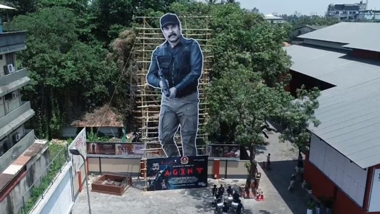 50 അടി പൊക്കത്തില്‍ മമ്മൂട്ടിയുടെ കട്ട് ഔട്ട്; 'ഏജന്‍റി'ന്‍റെ കേരളത്തിലെ പ്രൊമോഷന് തുടക്കം