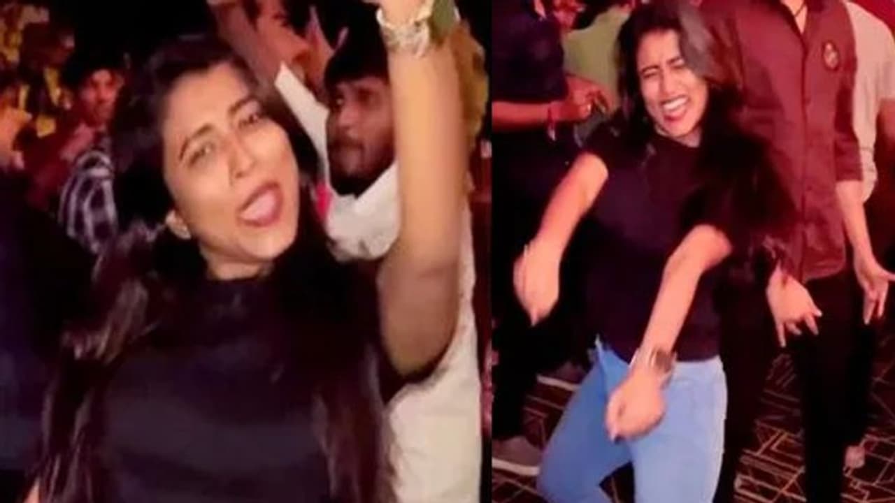 థియేటర్ లో బిగ్ బాస్ బ్యూటీ గీతు రాయల్ రచ్చ రచ్చ, సినిమా చూడనీయకుండా.... థియేటర్ లో బిగ్ బాస్ బ్యూటీ గీతు రాయల్ రచ్చ రచ్చ, సినిమా చూడనీయకుండా....