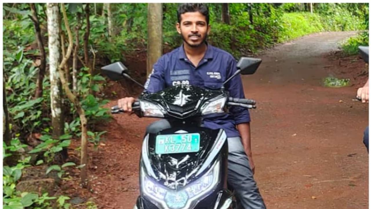 തേങ്ങയിടാൻ തെങ്ങിൽ കയറിയ യുവാവ് വൈദ്യുതി ലൈനിൽ നിന്ന് ഷോക്കേറ്റ് വീണു മരിച്ചു തേങ്ങയിടാൻ തെങ്ങിൽ കയറിയ യുവാവ് വൈദ്യുതി ലൈനിൽ നിന്ന് ഷോക്കേറ്റ് വീണു മരിച്ചു