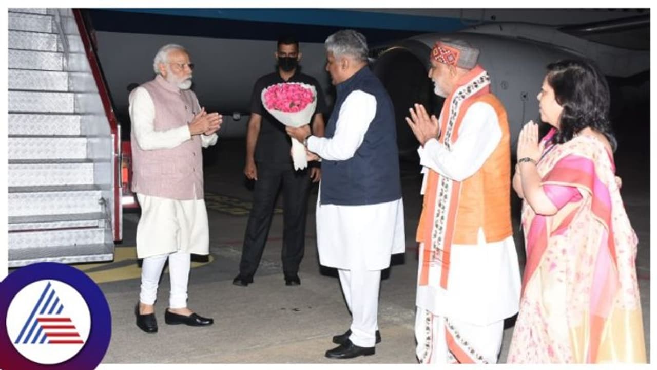 ಮೈಸೂರಿಗೆ ಆಗಮಿಸಿದ ಮೋದಿ, ರ್‍ಯಾಡಿಸನ್ ಬ್ಲೂ ಹೋಟೆಲ್ ನಲ್ಲಿ ವಾಸ್ತವ್ಯ, ಹೋಟೆಲ್ ಸುತ್ತ ಬೃಹತ್ ಪರದೆ ನಿರ್ಮಾಣ