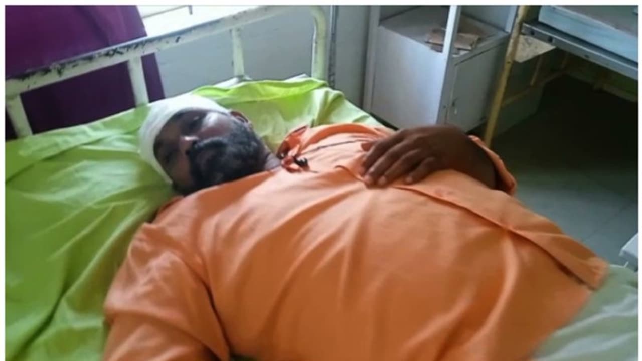 വീടിനുമുന്നിലിരുന്ന് മദ്യപിച്ചത് ചോദ്യം ചെയ്തു; യുവാവിനെ അക്രമിച്ചു കൊലപ്പെടുത്താൻ ശ്രമം വീടിനുമുന്നിലിരുന്ന് മദ്യപിച്ചത് ചോദ്യം ചെയ്തു; യുവാവിനെ അക്രമിച്ചു കൊലപ്പെടുത്താൻ ശ്രമം