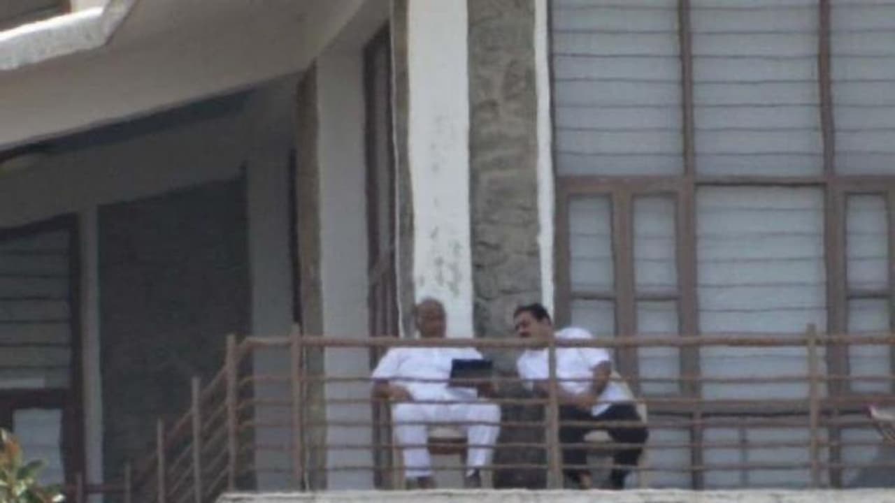 శరద్ పవార్, అదానీ ఫొటోతో కాంగ్రెస్ అటాక్.. పవార్కు మద్దతుగా కౌంటర్ ఇచ్చిన ఫడ్నవీస్ శరద్ పవార్, అదానీ ఫొటోతో కాంగ్రెస్ అటాక్.. పవార్కు మద్దతుగా కౌంటర్ ఇచ్చిన ఫడ్నవీస్