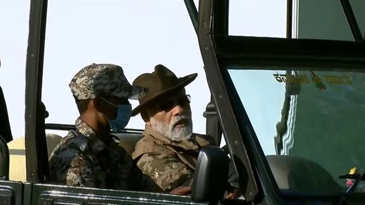 பந்திப்பூர் புலிகள் சரணாலயத்தில் பிரதமர் மோடி ஜீப் சவாரி பந்திப்பூர் புலிகள் சரணாலயத்தில் பிரதமர் மோடி ஜீப் சவாரி