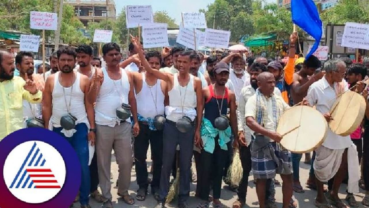 ಕಾಂಗ್ರೆಸ್ ಟಿಕೆಟ್ಗೆ ಕೊರಳಲ್ಲಿ ಮಡಿಕೆ, ಸೋಂಟಕ್ಕೆ ಪೊರಕೆ ಕಟ್ಟಿಕೊಂಡು ಅರೆಬೆತ್ತಲೆ ಪ್ರತಿಭಟನೆ! ಕಾಂಗ್ರೆಸ್ ಟಿಕೆಟ್ಗೆ ಕೊರಳಲ್ಲಿ ಮಡಿಕೆ, ಸೋಂಟಕ್ಕೆ ಪೊರಕೆ ಕಟ್ಟಿಕೊಂಡು ಅರೆಬೆತ್ತಲೆ ಪ್ರತಿಭಟನೆ!