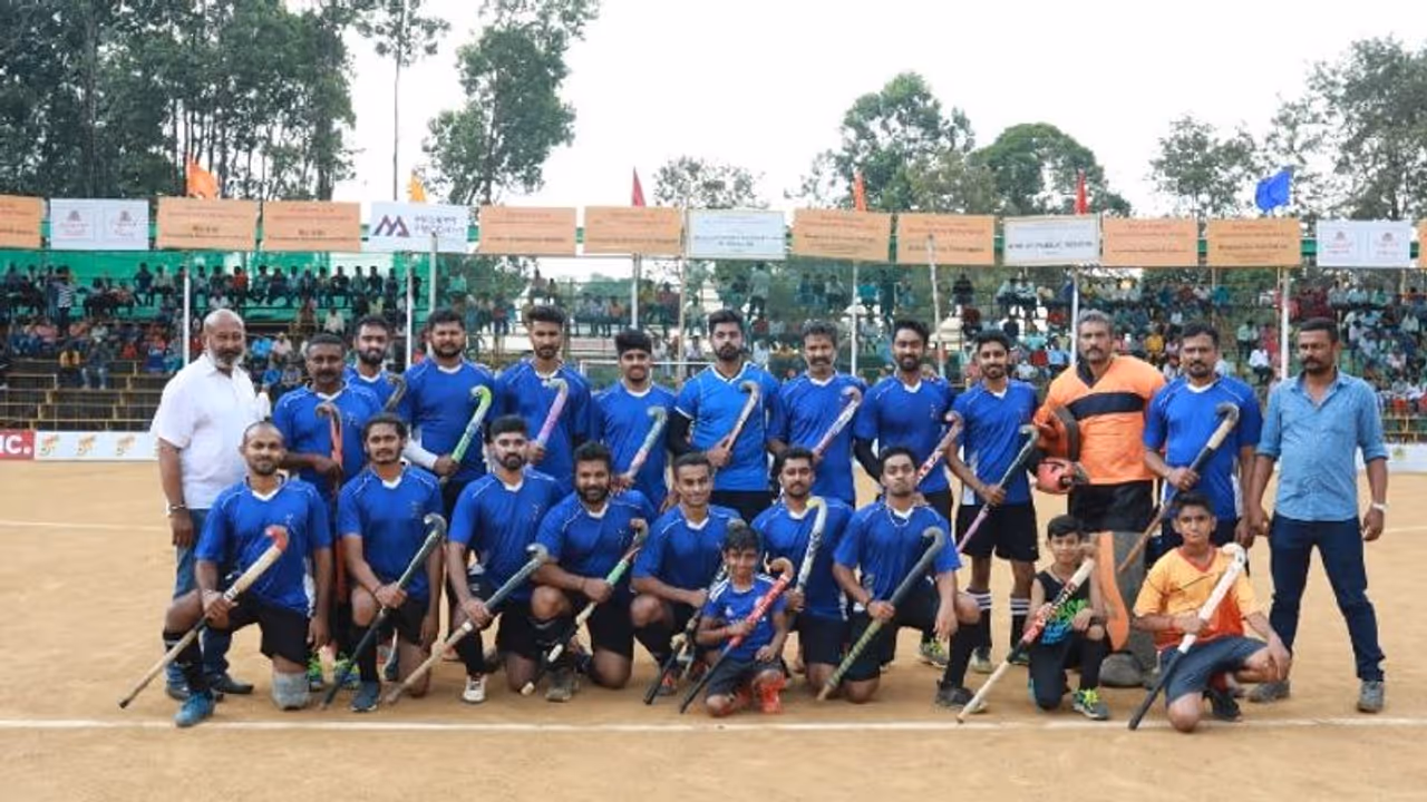 ಕೊಡವ ಹಾಕಿ ಟೂರ್ನಿ: ಫೈನಲ್ನಲ್ಲಿಂದು ಕುಲ್ಲೇಟಿರ ಕುಪ್ಪಂಡ ಫೈಟ್ ಕೊಡವ ಹಾಕಿ ಟೂರ್ನಿ: ಫೈನಲ್ನಲ್ಲಿಂದು ಕುಲ್ಲೇಟಿರ ಕುಪ್ಪಂಡ ಫೈಟ್