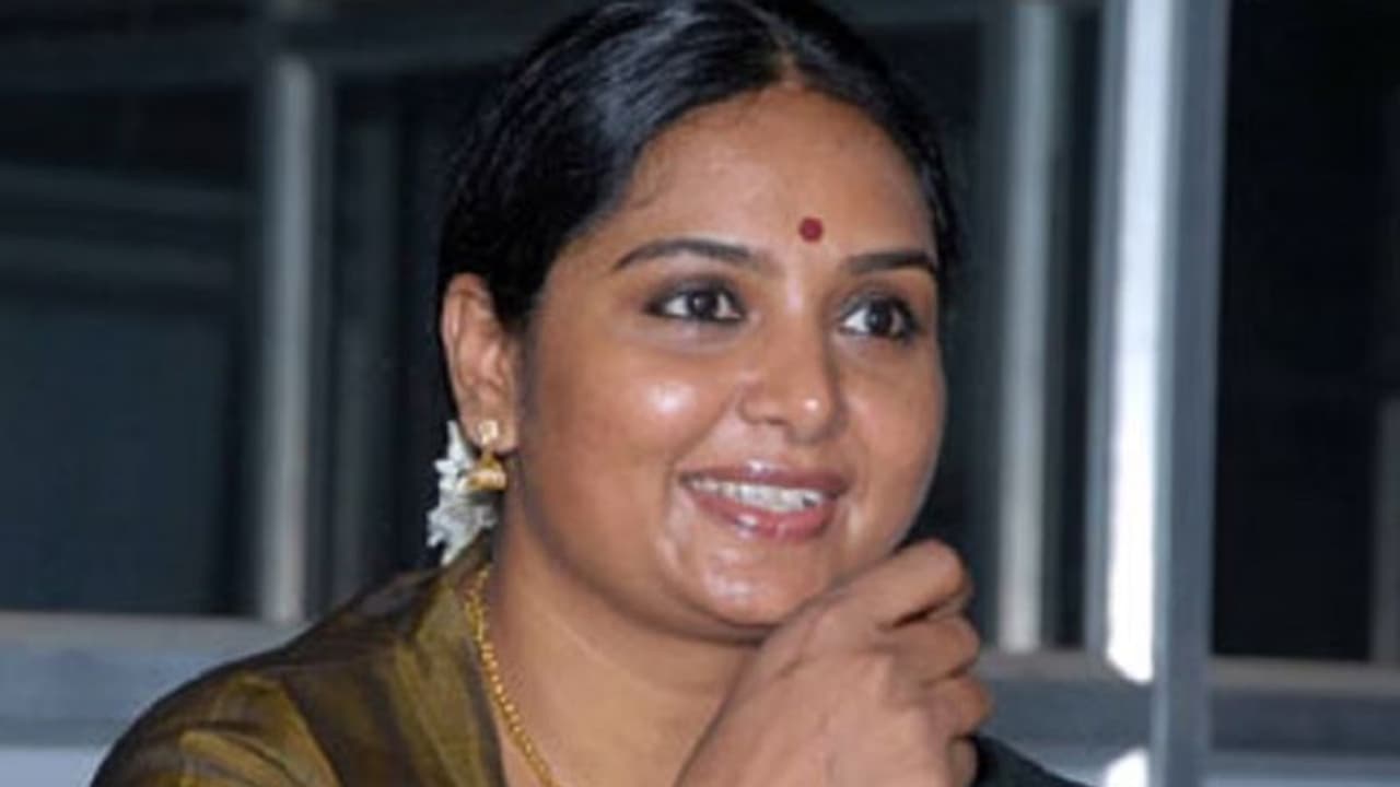 ವಂಶ ಬಗ್ಗೆ ಹೇಳಿಕೆ: ಶ್ರುತಿ ವಿರುದ್ಧ ಚುನಾವಣಾ ಆಯೋಗಕ್ಕೆ ಜೆಡಿಎಸ್ನಿಂದ ದೂರು ವಂಶ ಬಗ್ಗೆ ಹೇಳಿಕೆ: ಶ್ರುತಿ ವಿರುದ್ಧ ಚುನಾವಣಾ ಆಯೋಗಕ್ಕೆ ಜೆಡಿಎಸ್ನಿಂದ ದೂರು