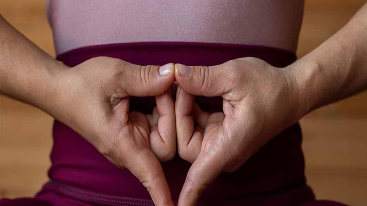 சேரில் உட்கார்ந்தபடியே யோகா பண்ணுங்க! ஊழியர்களின் மன அழுத்தம் போக்க மத்திய அரசு அட்வைஸ் சேரில் உட்கார்ந்தபடியே யோகா பண்ணுங்க! ஊழியர்களின் மன அழுத்தம் போக்க மத்திய அரசு அட்வைஸ்