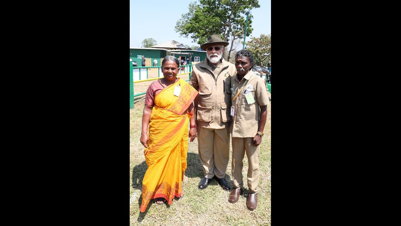 తెప్పకాడు ఏనుగుల క్యాంప్: బొమ్మన్, బెల్లీ దంపతులను కలిసిన మోడీ తెప్పకాడు ఏనుగుల క్యాంప్: బొమ్మన్, బెల్లీ దంపతులను కలిసిన మోడీ