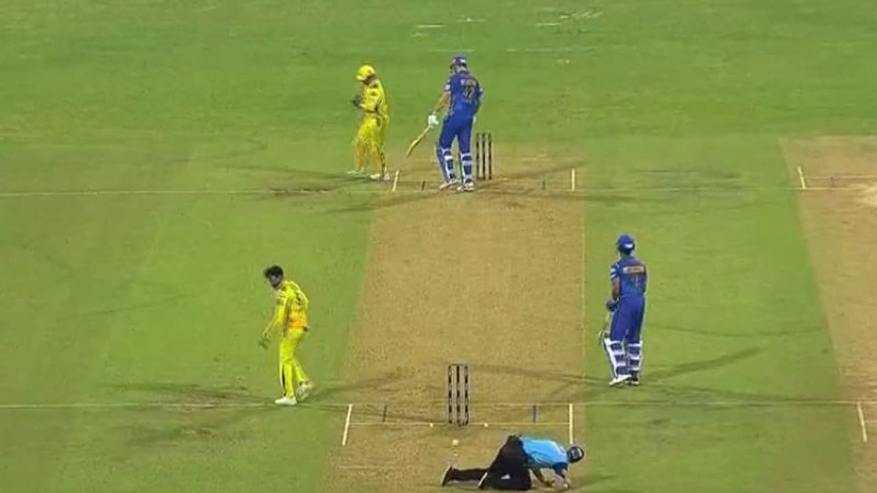 കനത്ത ഷോട്ട് നേര്ക്കെത്തി, പേടിച്ച് ഒഴിഞ്ഞു മാറി അമ്പയര്; പക്ഷേ, ജഡേജയ്ക്ക് എന്ത് ഭയം, പന്ത് കൈപ്പിടിയിൽ കനത്ത ഷോട്ട് നേര്ക്കെത്തി, പേടിച്ച് ഒഴിഞ്ഞു മാറി അമ്പയര്; പക്ഷേ, ജഡേജയ്ക്ക് എന്ത് ഭയം, പന്ത് കൈപ്പിടിയിൽ