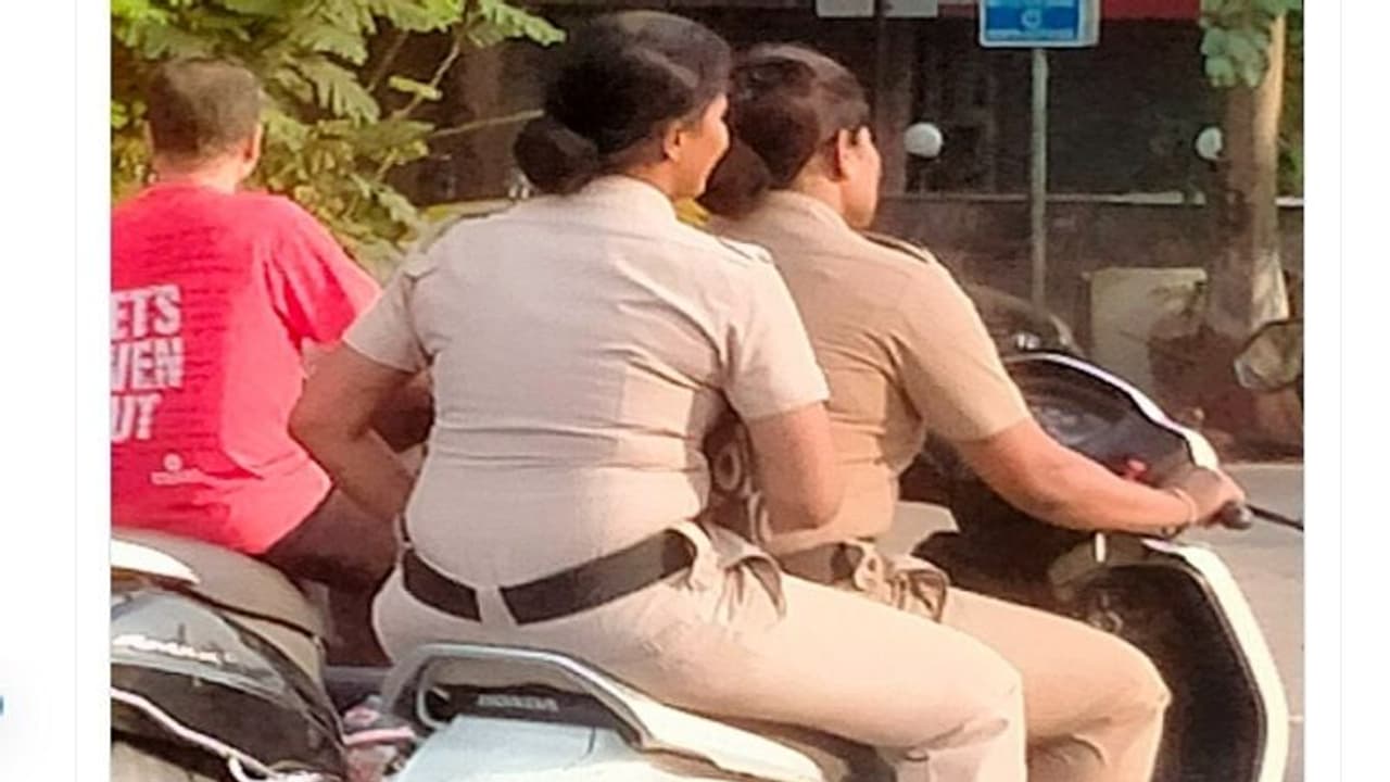 హెల్మెట్ లేకుండా స్కూటీ నడిపిన ముంబై పోలీసులు.. ఇది ట్రాఫిక్ రూల్స్ ఉల్లంఘన కాదా అంటూ నెటిజన్ల ప్రశ్నలు..