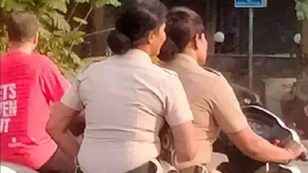 ഹെൽമെറ്റ് ഇല്ലാതെ വനിതാപൊലീസുകാർ, ചിത്രം വൈറൽ, നടപടി സ്വീകരിക്കും എന്ന് മുംബൈ പൊലീസ്