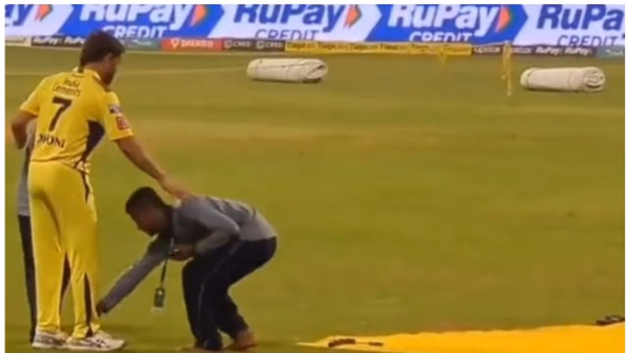 അടുത്ത് കിട്ടിയപ്പോള്‍ വിട്ടില്ല; ധോണിക്കൊപ്പം സെല്‍ഫിയെടുത്ത് യുവാക്കള്‍, കാല്‍ തൊട്ട് തൊഴുതു; വീഡിയോ