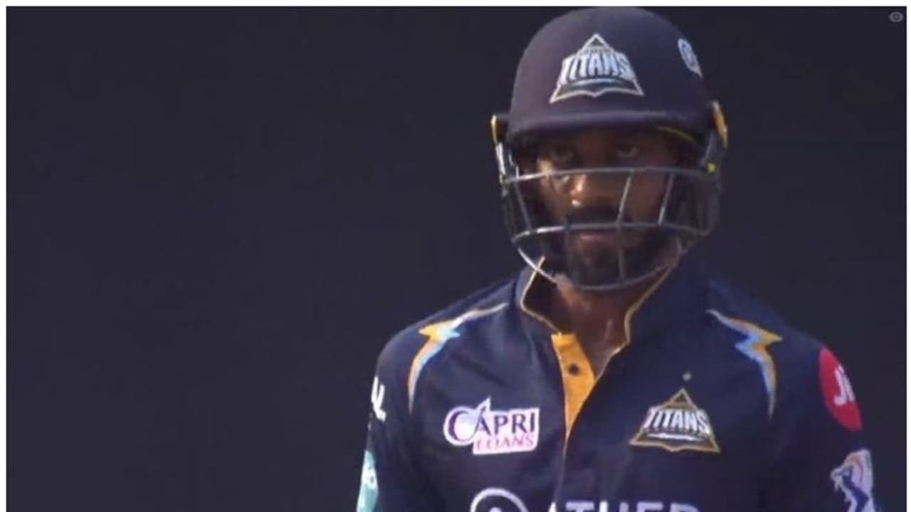 സെലക്ടര്‍മാർ കാണുന്നുണ്ടോ, വീണ്ടുമൊരു ലോകകപ്പ് വർഷം; തുടരെ സിക്സുകള്‍, വിജയ് ഒരു വലിയ സൂചന തന്നിട്ടുണ്ട്! 