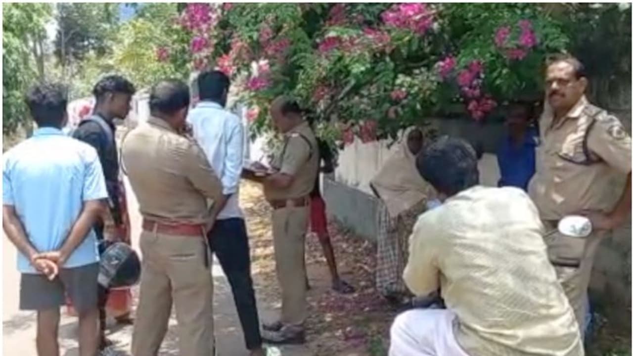 മംഗലപുരം ഗ്രൗണ്ടിൽ കയ്യാങ്കളി, പോർവിളി, ക്വട്ടേഷനായി; കുത്തിവീഴ്ത്തി ഗുണ്ടകൾ, ക്വട്ടേഷൻ കൊടുത്തത് 15 കാരൻ! മംഗലപുരം ഗ്രൗണ്ടിൽ കയ്യാങ്കളി, പോർവിളി, ക്വട്ടേഷനായി; കുത്തിവീഴ്ത്തി ഗുണ്ടകൾ, ക്വട്ടേഷൻ കൊടുത്തത് 15 കാരൻ!