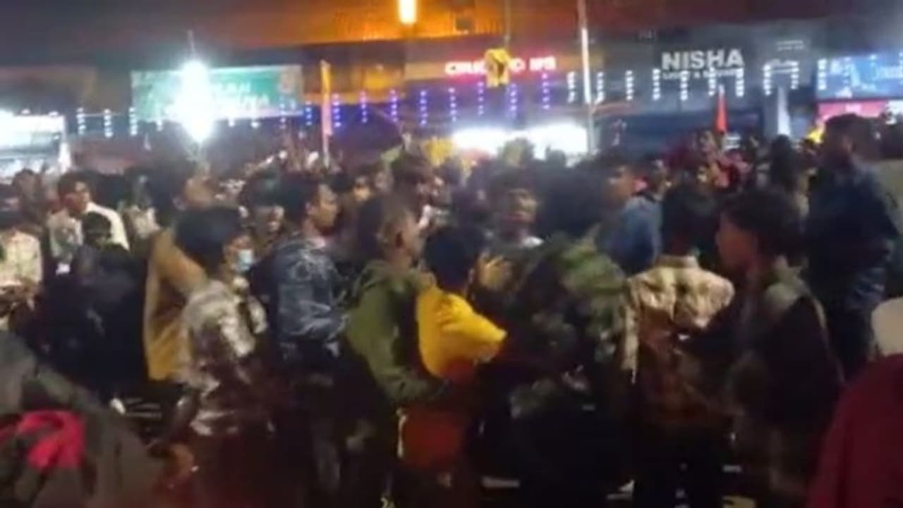 ക്ഷേത്ര ഉത്സവത്തിനിടെ വയനാട്ടിൽ കൂട്ടത്തല്ല്; തമ്മിൽത്തല്ലിയത് വിദ്യാർത്ഥികൾ ക്ഷേത്ര ഉത്സവത്തിനിടെ വയനാട്ടിൽ കൂട്ടത്തല്ല്; തമ്മിൽത്തല്ലിയത് വിദ്യാർത്ഥികൾ