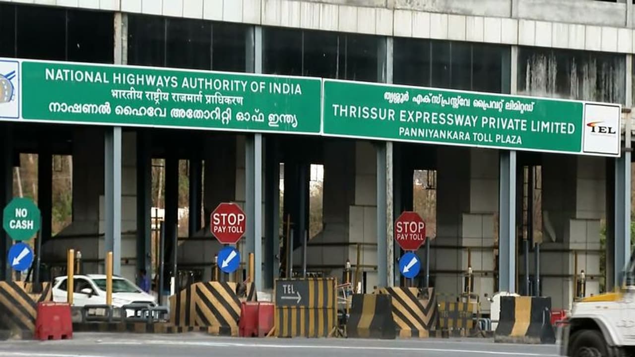 സര്വകക്ഷി യോഗത്തില് തീരുമാനം; പന്നിയങ്കര ടോള് പ്ലാസയിൽ സ്കൂള് വാഹനങ്ങളിൽ നിന്ന് ടോള് പിരിക്കില്ല സര്വകക്ഷി യോഗത്തില് തീരുമാനം; പന്നിയങ്കര ടോള് പ്ലാസയിൽ സ്കൂള് വാഹനങ്ങളിൽ നിന്ന് ടോള് പിരിക്കില്ല
