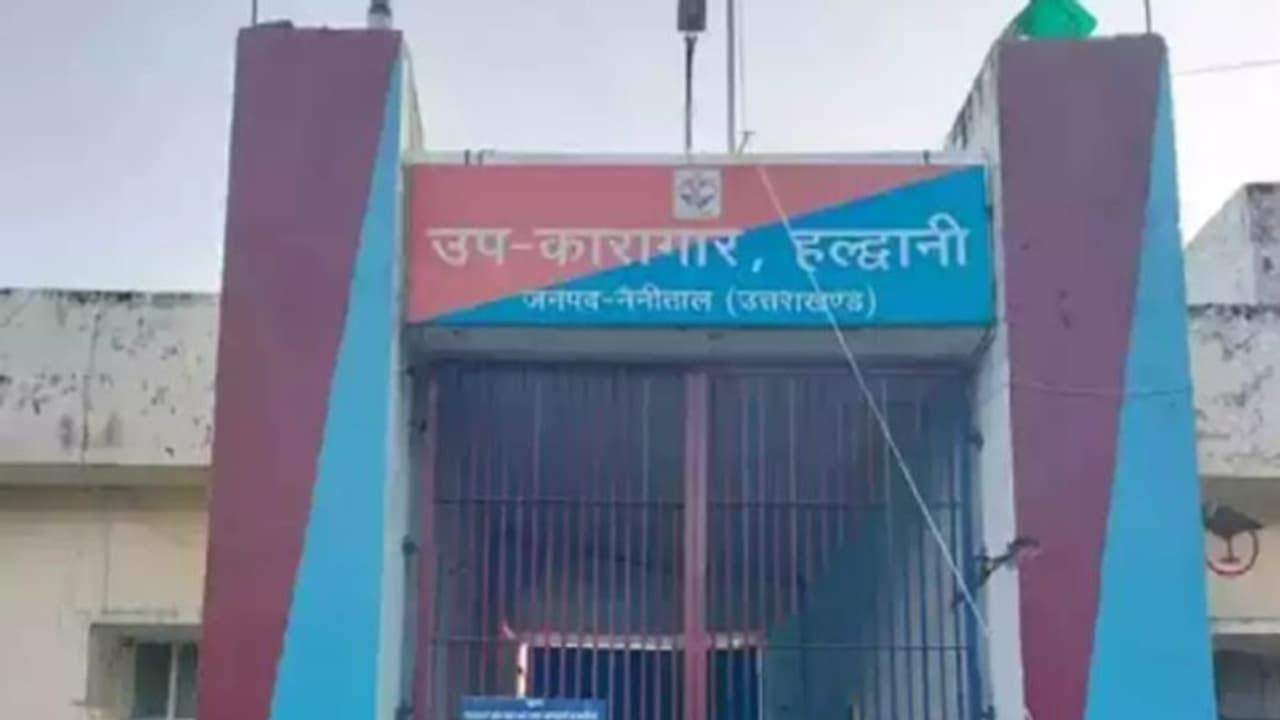 ഉത്തരാഖണ്ഡ് ജയിലില് വനിതാ തടവുകാരിയടക്കം 41 പേര്ക്ക് എച്ച്ഐവി; അന്വേഷണം ഉത്തരാഖണ്ഡ് ജയിലില് വനിതാ തടവുകാരിയടക്കം 41 പേര്ക്ക് എച്ച്ഐവി; അന്വേഷണം