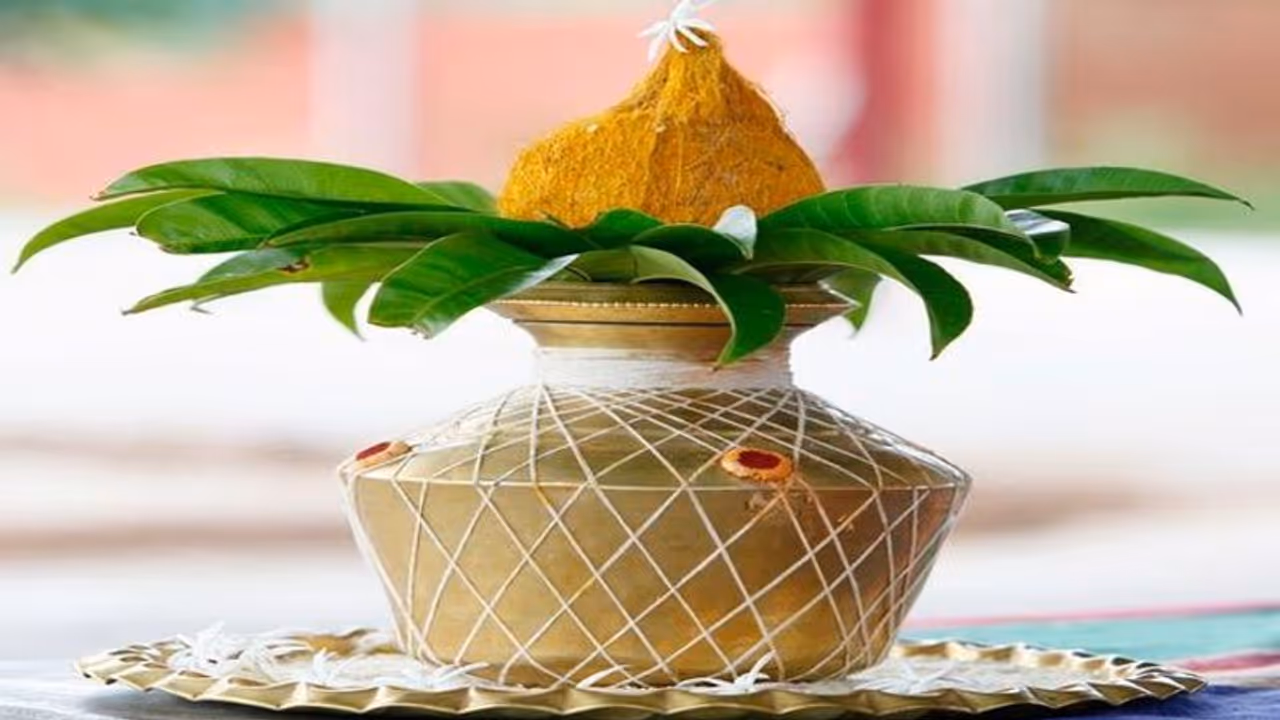 வரலட்சுமி விரதம் 2024 : வீட்டில் கலசம் அமைக்கும் முறை பற்றி தெரியுமா? வரலட்சுமி விரதம் 2024 : வீட்டில் கலசம் அமைக்கும் முறை பற்றி தெரியுமா?