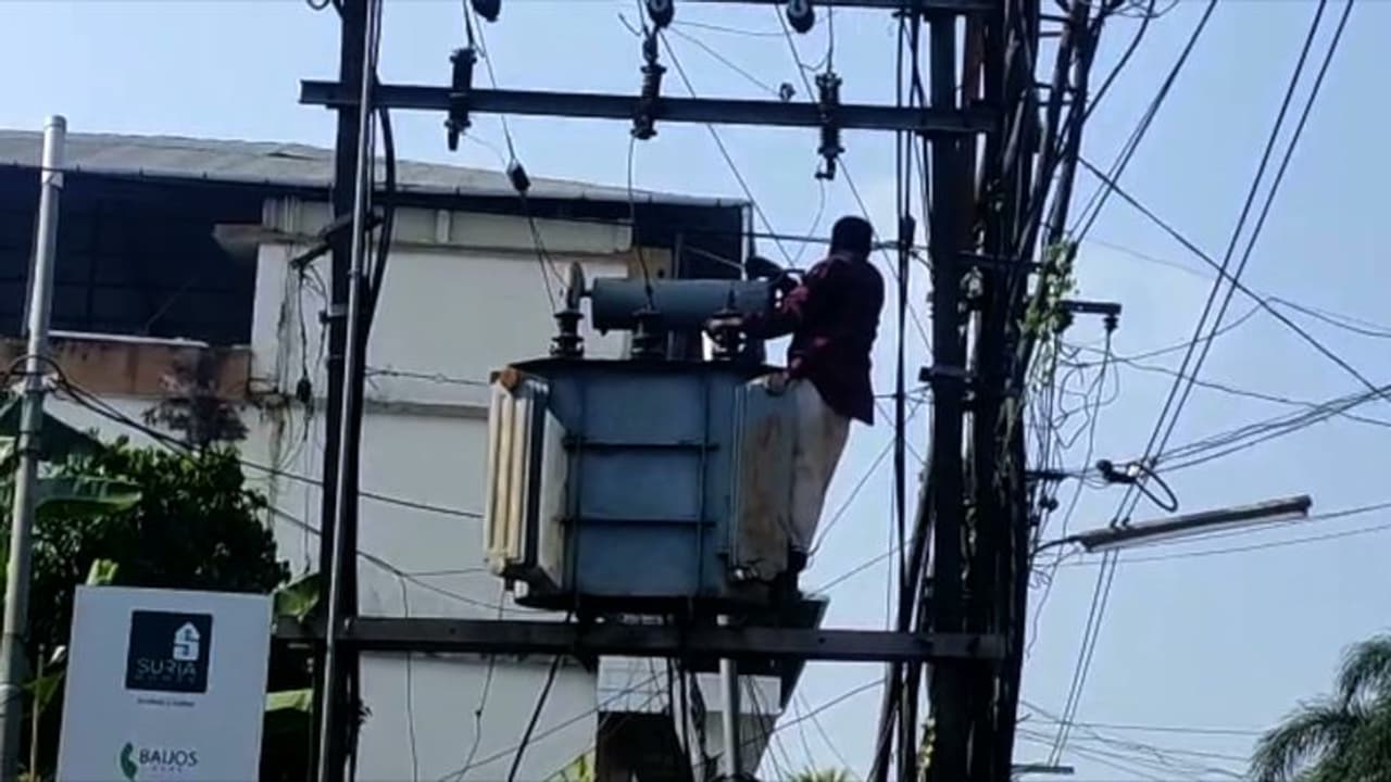 പൊലീസ് കസ്റ്റഡിയിൽ നിന്ന് ചാടി ആത്മഹത്യാശ്രമം; ട്രാൻസ്ഫോർമറിൽ കയറിയ യുവാവിന് ഷോക്കടിച്ചു പൊലീസ് കസ്റ്റഡിയിൽ നിന്ന് ചാടി ആത്മഹത്യാശ്രമം; ട്രാൻസ്ഫോർമറിൽ കയറിയ യുവാവിന് ഷോക്കടിച്ചു