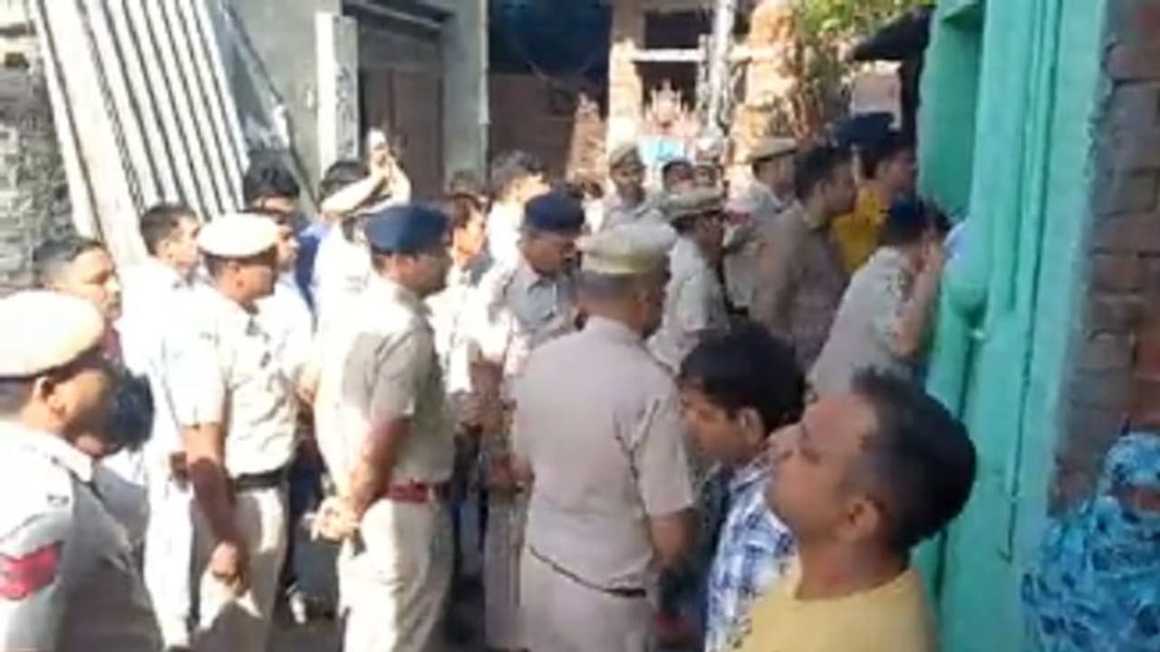 నమాజ్ చేస్తున్న వారిపై దుండగుల దాడి.. మసీదును ధ్వంసం చేయడంతో ఉద్రిక్తత.. ఎక్కడంటే ? నమాజ్ చేస్తున్న వారిపై దుండగుల దాడి.. మసీదును ధ్వంసం చేయడంతో ఉద్రిక్తత.. ఎక్కడంటే ?