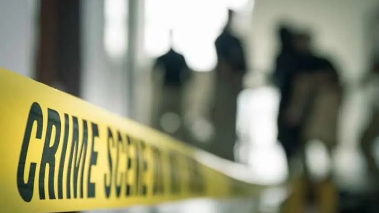 தனியாக சென்ற பெண்ணிடம் கேலி பேச்சு; தட்டிக்கேட்ட கணவனை குத்தி கொன்ற கஞ்சா சிறுவன் தனியாக சென்ற பெண்ணிடம் கேலி பேச்சு; தட்டிக்கேட்ட கணவனை குத்தி கொன்ற கஞ்சா சிறுவன்