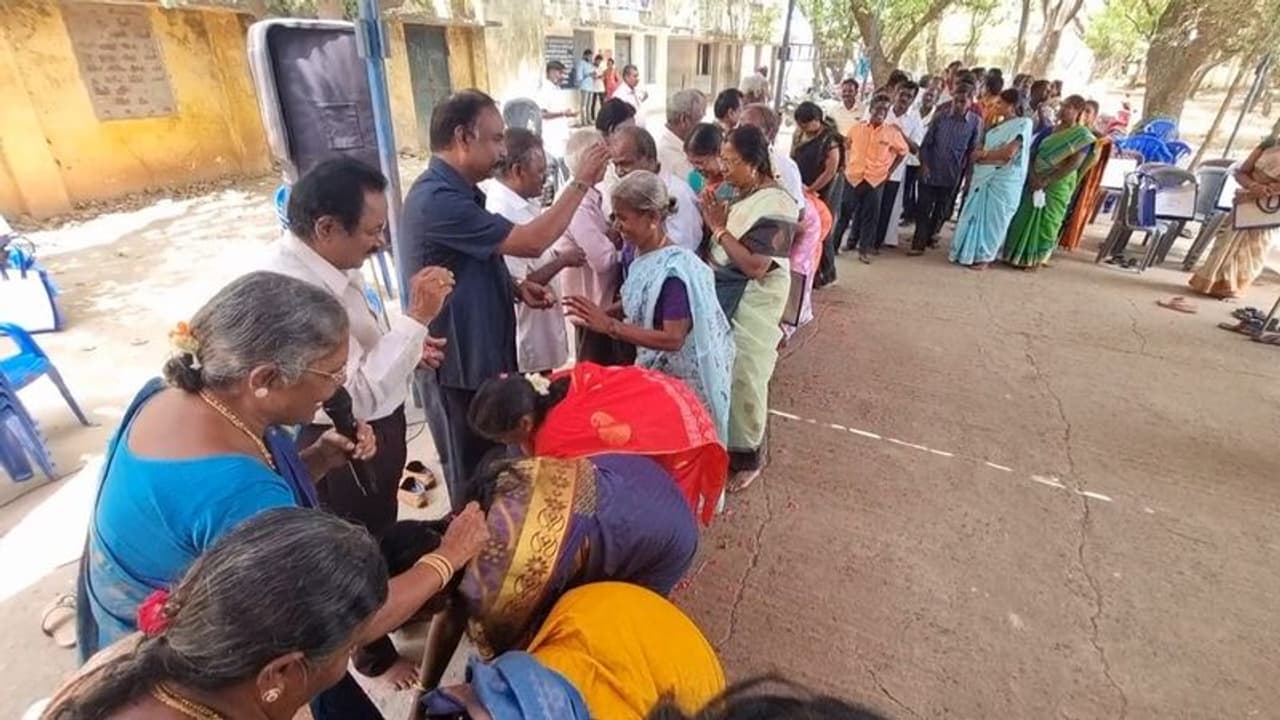 38 ஆண்களுக்கு பின்னர் ஒன்றிணைந்து ஆசிரியருக்கு நன்றிக்கடன் செலுத்திய முன்னாள் மாணவர்கள் 38 ஆண்களுக்கு பின்னர் ஒன்றிணைந்து ஆசிரியருக்கு நன்றிக்கடன் செலுத்திய முன்னாள் மாணவர்கள்