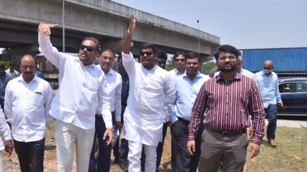 మే 3న సీఎం జగన్ చేతుల మీదుగా భోగాపురం ఎయిర్పోర్టుకు శంకుస్థాపన.. మంత్రి అమర్నాథ్ మే 3న సీఎం జగన్ చేతుల మీదుగా భోగాపురం ఎయిర్పోర్టుకు శంకుస్థాపన.. మంత్రి అమర్నాథ్