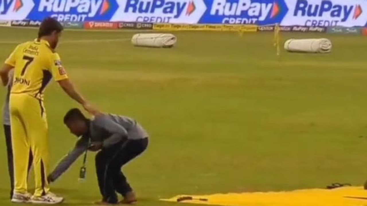 IPL 2023: தோனியின் காலில் விழுந்து வணங்கிய மைதான ஊழியர்: வைரலாகும் புகைப்படம்! IPL 2023: தோனியின் காலில் விழுந்து வணங்கிய மைதான ஊழியர்: வைரலாகும் புகைப்படம்!