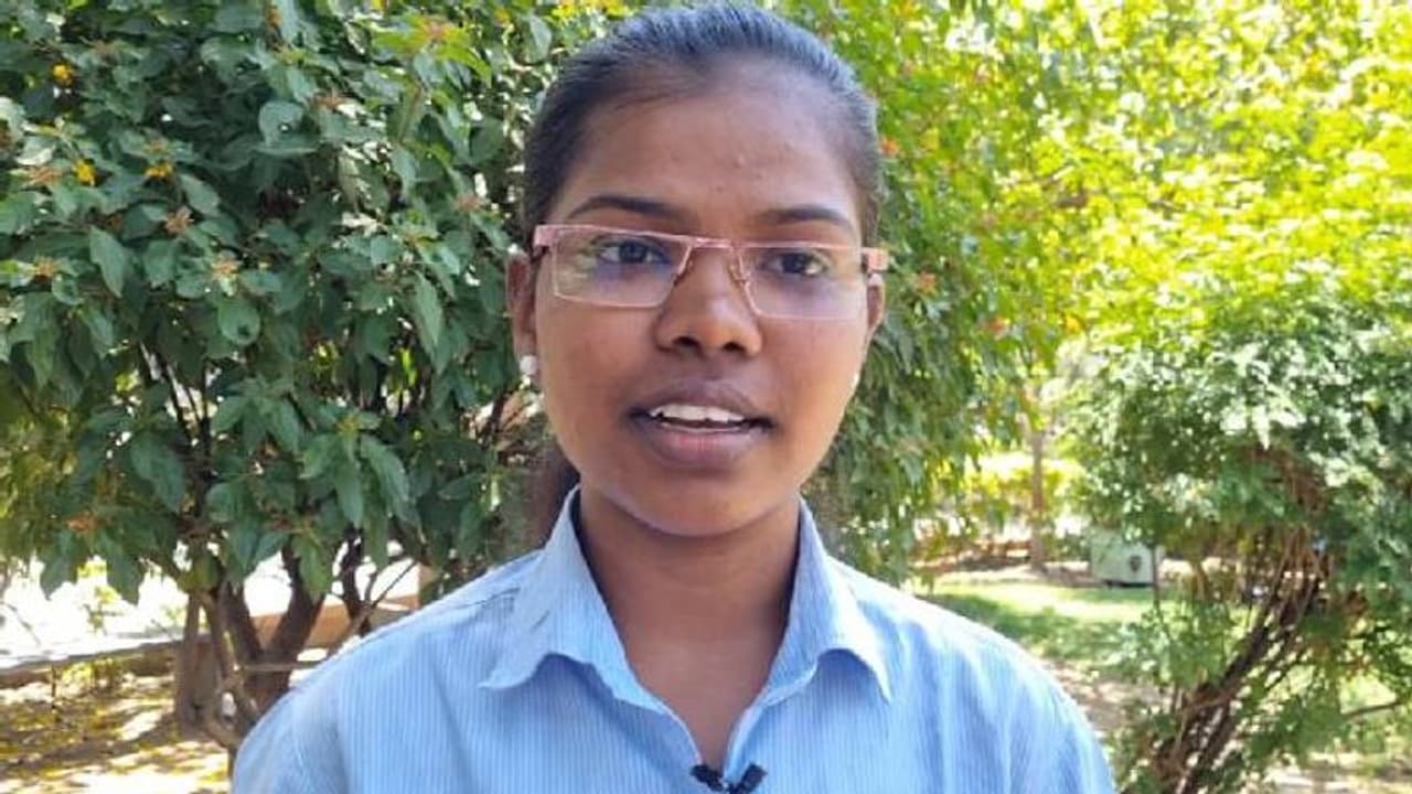 ലിഫ്റ്റ് ചോദിച്ചു നാട് കാണാൻ ഇറങ്ങി യുവതി; ഇതുവരെ സഞ്ചരിച്ചത് 1300 കിലോമീറ്റർ ലിഫ്റ്റ് ചോദിച്ചു നാട് കാണാൻ ഇറങ്ങി യുവതി; ഇതുവരെ സഞ്ചരിച്ചത് 1300 കിലോമീറ്റർ