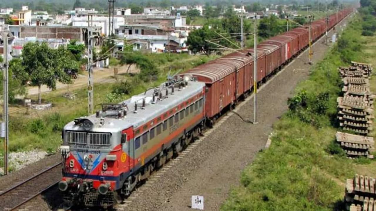 കാസർകോട് കാഞ്ഞങ്ങാട്ട് ഗുഡ്സ് ട്രെയിനിന് നേരെ കല്ലേറ് കാസർകോട് കാഞ്ഞങ്ങാട്ട് ഗുഡ്സ് ട്രെയിനിന് നേരെ കല്ലേറ്