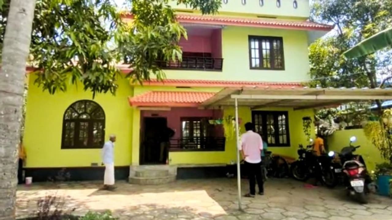 'എല്ലാവരും മരണ വീട്ടിൽ, വീട് കുത്തിത്തുറന്നു, 3 മുറികളുടെ വാതിൽ തകർത്ത് സ്വർണ്ണം മോഷ്ടിച്ചു'; പരാതി, കേസ് 'എല്ലാവരും മരണ വീട്ടിൽ, വീട് കുത്തിത്തുറന്നു, 3 മുറികളുടെ വാതിൽ തകർത്ത് സ്വർണ്ണം മോഷ്ടിച്ചു'; പരാതി, കേസ്