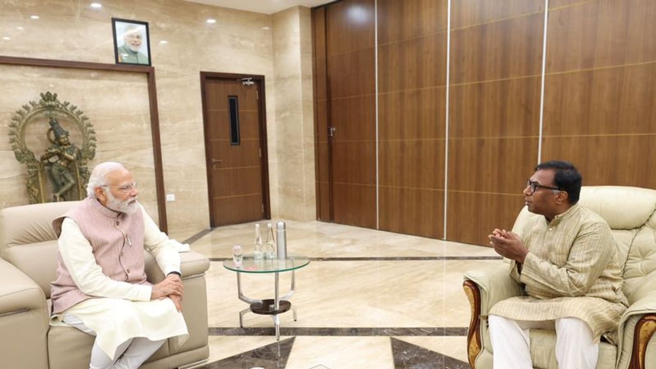 சென்னை வந்த பிரதமர் மோடி… இசையமைப்பாளர் சித்திரவீணை என். ரவிகிரணை சந்தித்து பேச்சு!!