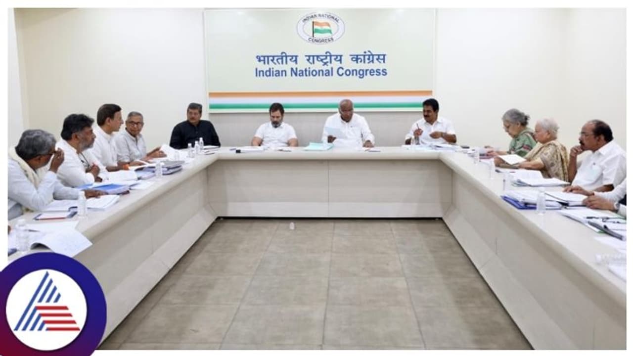 ಸಿದ್ದರಾಮಯ್ಯ ಸ್ಪರ್ಧೆಗೆ ವರುಣಾ ಸಾಕು, ಕೋಲಾರ ಸ್ಪರ್ಧೆ ಮತ್ಯಾಕೆ ಬೇಕು?: ಹೈಕಮಾಂಡ್ ಪ್ರಶ್ನೆ ಸಿದ್ದರಾಮಯ್ಯ ಸ್ಪರ್ಧೆಗೆ ವರುಣಾ ಸಾಕು, ಕೋಲಾರ ಸ್ಪರ್ಧೆ ಮತ್ಯಾಕೆ ಬೇಕು?: ಹೈಕಮಾಂಡ್ ಪ್ರಶ್ನೆ