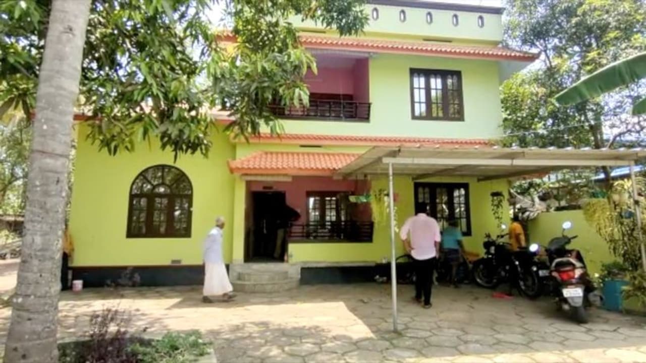 വര്ക്കലയിൽ മരണവീട്ടിൽ പോയ സമയത്ത് വാതിൽ കുത്തിത്തുറന്ന് 22 പവൻ സ്വര്ണം കവര്ന്നു വര്ക്കലയിൽ മരണവീട്ടിൽ പോയ സമയത്ത് വാതിൽ കുത്തിത്തുറന്ന് 22 പവൻ സ്വര്ണം കവര്ന്നു