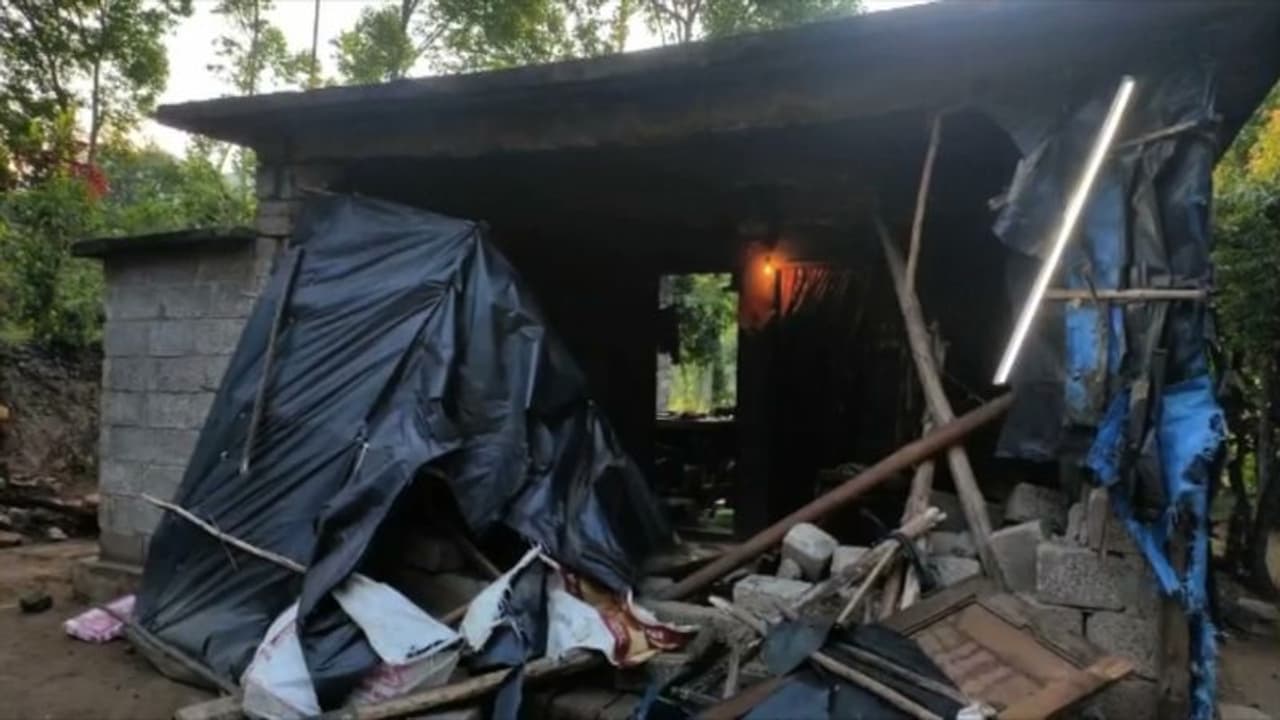 വീണ്ടും അരിക്കൊമ്പന്റെ ആക്രമണം, ജീവനും കൊണ്ടോടി അമ്മയും മക്കളും; വീട് തകർത്തു