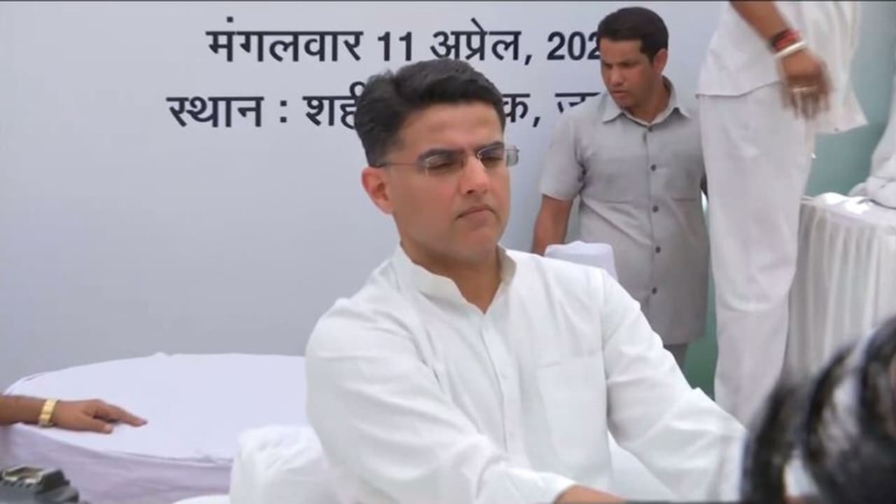 'ഗലോട്ടിന്റെ നേതാവ് വസുന്ധര രാജ സിന്ധ്യ, സോണിയയല്ല'; വീണ്ടും പൊട്ടിത്തറിച്ച് സച്ചിൻ പൈലറ്റ് 'ഗലോട്ടിന്റെ നേതാവ് വസുന്ധര രാജ സിന്ധ്യ, സോണിയയല്ല'; വീണ്ടും പൊട്ടിത്തറിച്ച് സച്ചിൻ പൈലറ്റ്