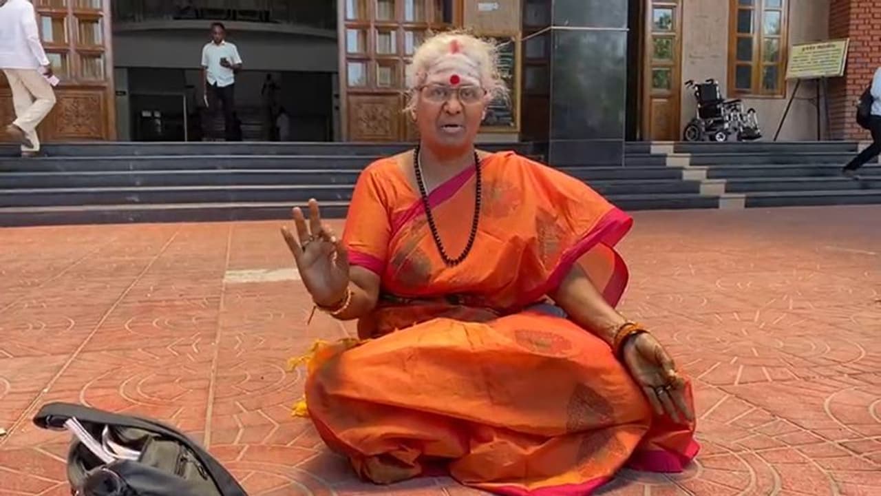 சினிமா பாணியில் ஆட்சியர் அலுவலகத்தில் அலப்பறை செய்த ஜெயந்தி அருவாக்கு அம்மா டாட் காம் சினிமா பாணியில் ஆட்சியர் அலுவலகத்தில் அலப்பறை செய்த ஜெயந்தி அருவாக்கு அம்மா டாட் காம்