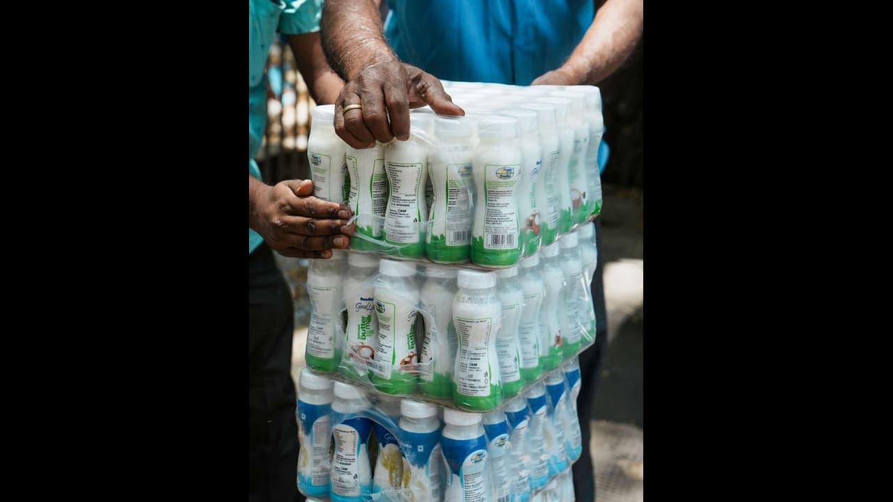 Explained:கர்நாடகாவில் சூடு பிடித்து இருக்கும் நந்தினி vs அமுல்; என்ன காரணம்? Explained:கர்நாடகாவில் சூடு பிடித்து இருக்கும் நந்தினி vs அமுல்; என்ன காரணம்?