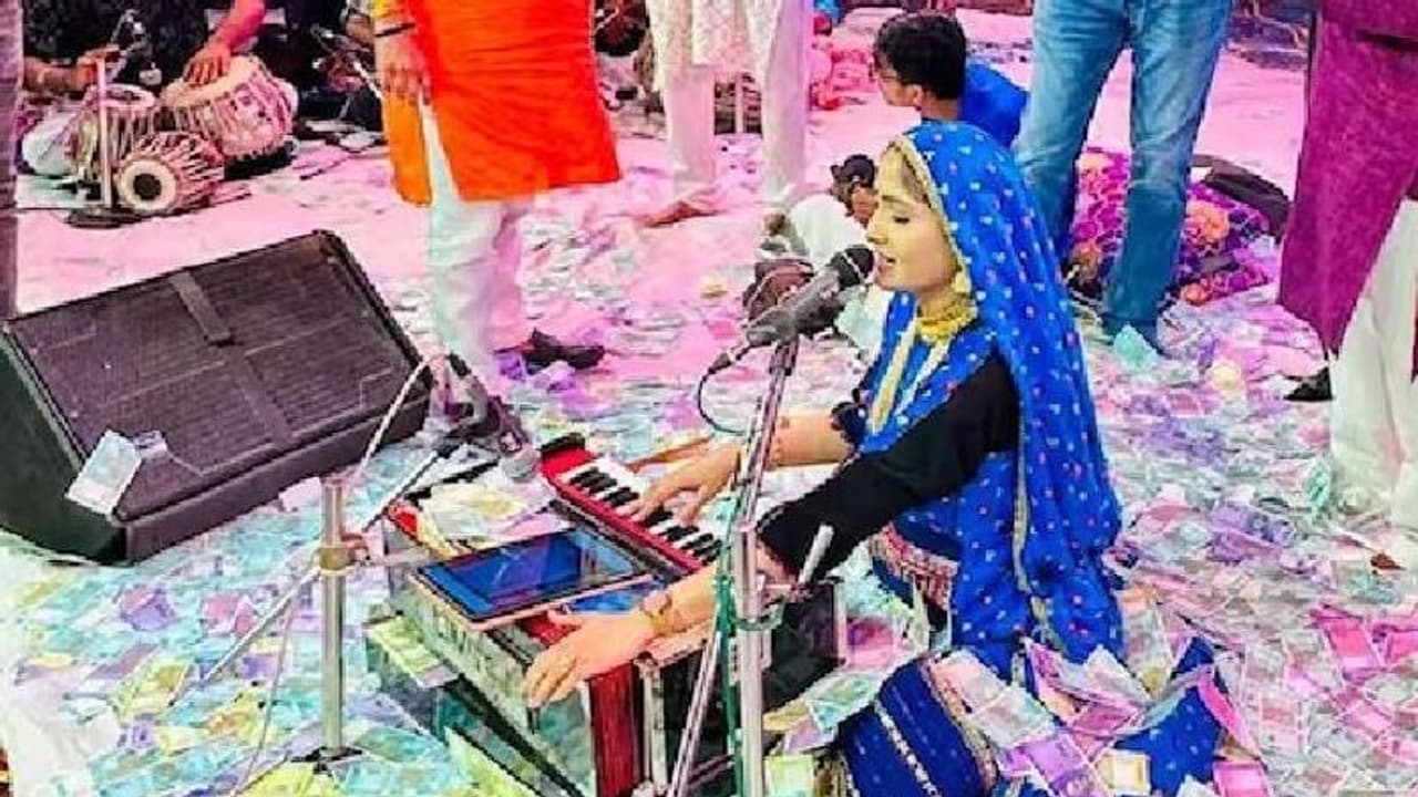 പാട്ടുപാടി പണം പെയ്യിച്ച് നാടോടി ഗായിക; ആരാധകർ സമ്മാനമായി നൽകിയത് നാലുകോടി രൂപ