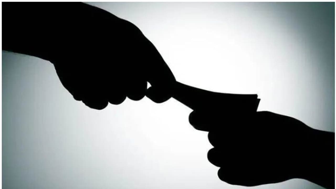  'കഴിഞ്ഞ ബില്ല് മാറിയപ്പോൾ എന്നെ കണ്ടില്ലല്ലോ', 5000 കൈക്കൂലി വാങ്ങിയ പിഡബ്ല്യൂഡി ജൂനിയര്‍ സൂപ്രണ്ട് പിടിയിൽ